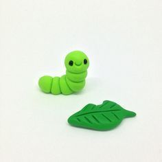 Green Caterpillar, Polymer Clay Kunst, Clay Cute, Easy Clay Sculptures, Clay Crafts For Kids, Polymer Clay Kawaii, Kids Clay, Polymer Clay Figures, Tanah Liat