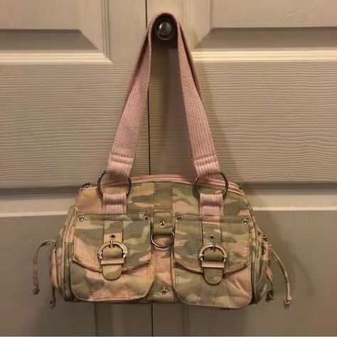 Pink Camo Aesthetic, Y2k Camo Outfits, Camo And Pink Outfit, Pink And Camo Outfit, Camo Coquette, Camo Aesthetic, 2000s Bags, Handbag Aesthetic, Mlp Fluttershy