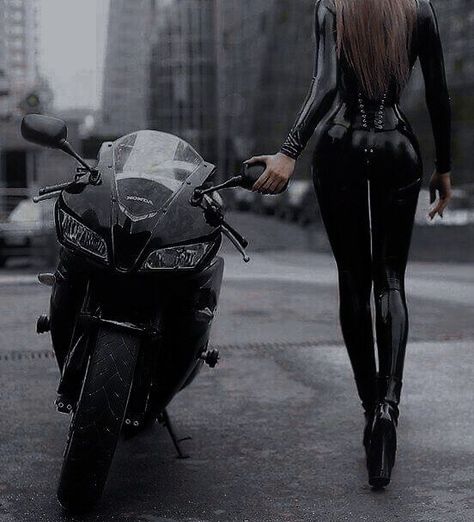 #motogirl #motorcycle Ragazza Gangsta, Motorcycle Aesthetic, Queen Aesthetic, Badass Aesthetic, Valentine Photography, Badass Women, Motorcycle Girl, Feminine Aesthetic, Biker Girl