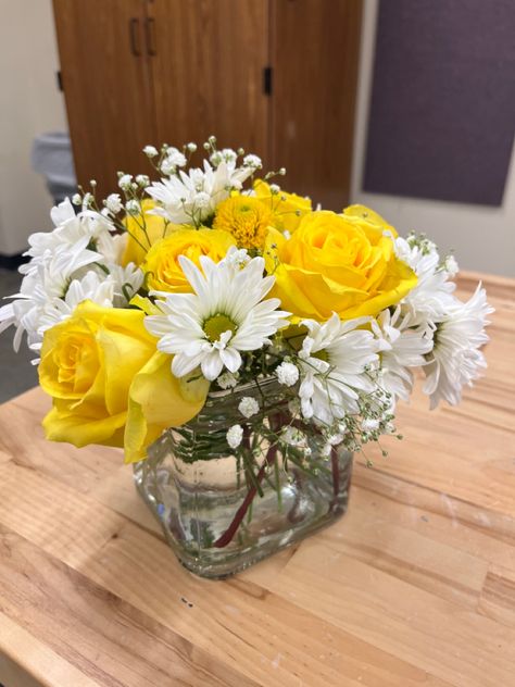 Daisy Centerpiece Ideas, Daisy Arrangements, Daisy Flower Arrangements, White Rose Centerpieces, Round Table Centerpieces, Daisy Centerpieces, Mason Jar Flower Arrangements, Haldi Decor, 50th Wedding Anniversary Party