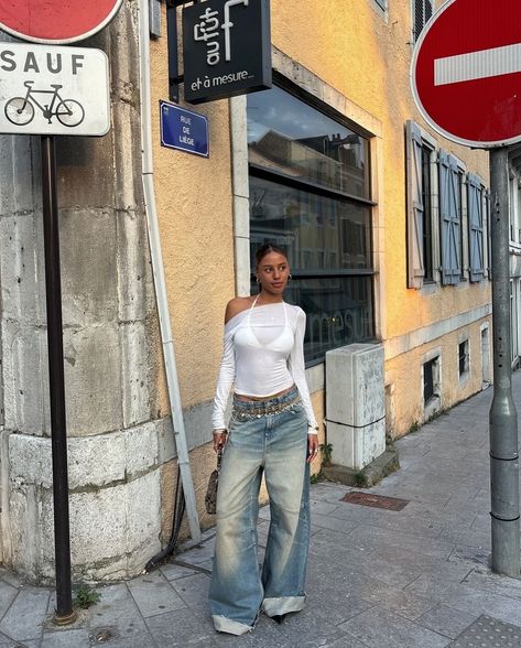 Fits I love from last week ☀️ Wash Jeans Outfit, Summer Baddie, Bra Outfit, White Sheer Top, White Bra, Pic Pose, Photoshoot Inspo, Outfit Jeans, Belly Chain