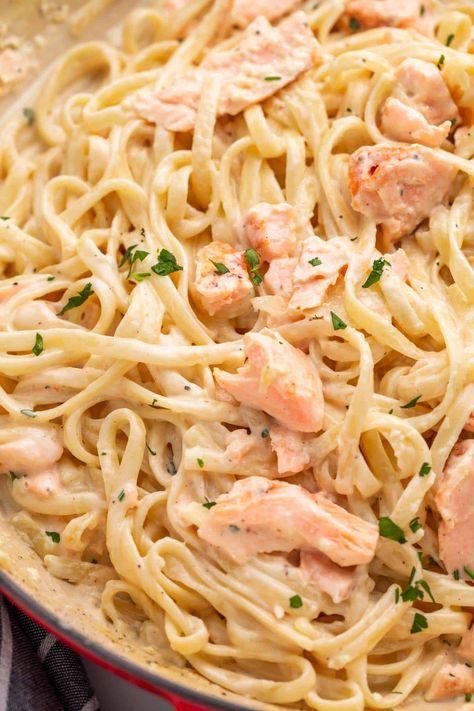 Salmon Linguine, Creamy Seafood Pasta, Creamy Salmon Pasta, Salmon Pasta Recipes, Prawn Pasta, Pasta Bake Recipe, Cream Sauce Pasta, Linguine Recipes, Creamy Pasta Sauce