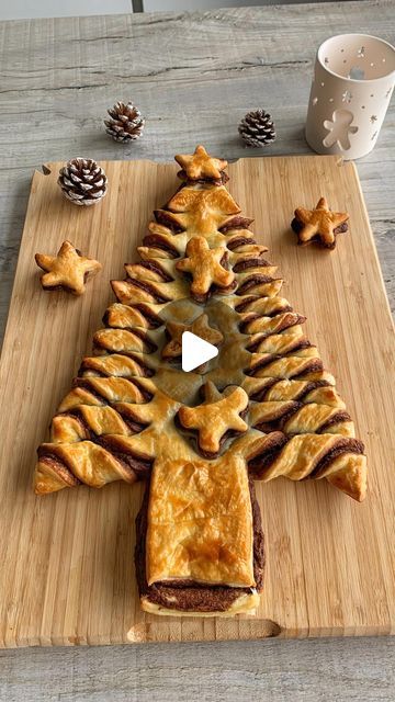 Fitwaffle Kitchen | Eloise on Instagram: "TEAR & SHARE NUTELLA CHRISTMAS TREE 😍

It’s tiiiiiimeeee 🙊 Halloween is over, meaning it’s time for Christmas recipes!! Ahhh🎄

Christmas is my favourite time of the year! It still feels early, but it’ll come around so fast 🫢 this Christmas tree It’s super easy to make and so much fun 🥰

Sound on for full instructions 🔉

All you need is:

2 sheets of puff pastry
Nutella (as much as you like to cover the pastry)
Egg wash (1 egg + 1 tsp water or milk)

Bake until the top is golden - it might need longer than stated depending on your oven ☺️

Enjoy!
#fitwaffle #fitwafflekitchen" Puff Pastry Nutella, Nutella Christmas Tree, Fitwaffle Kitchen, Nutella Christmas, Christmas Tree Baking, Christmas Tree Desserts, Puff Pastry Desserts, Christmas Instagram, Christmas Brunch