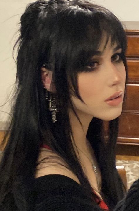 Aesthetic Hairstyles haircut grunge emo dye soft wolfcut fairycore academia photo simple mullet hair dark black blue Gothic Hairstyles, Goth Hair, Fest Outfits, Punk Hair, Long Hair With Bangs, Alternative Hair, Long Black Hair, Hair Inspiration Color, Hair Inspo Color