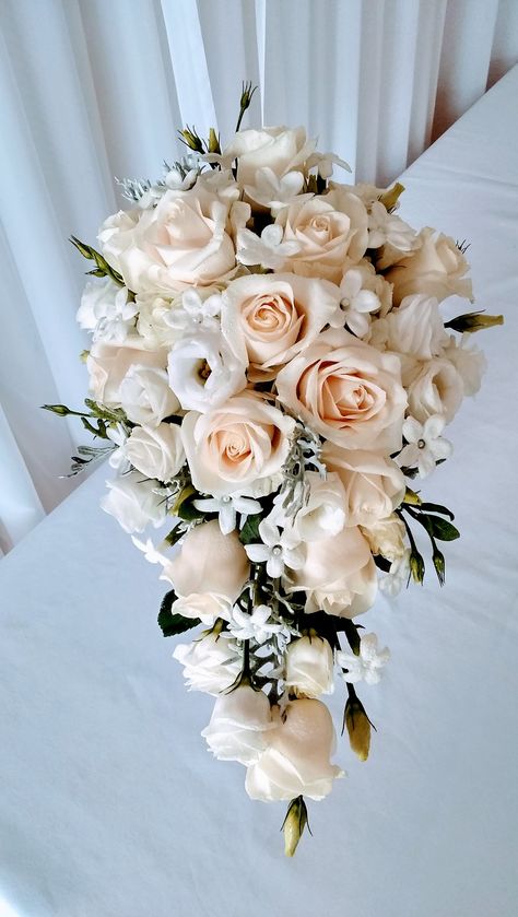 Terracota Bride Bouquet, Natural Flower Bouquet Brides, Bride Bouquet White And Champagne, Ivory And Champagne Bouquet, Bridal Bouquet Gold And White, Big Wedding Bouquet Brides, Champagne Flowers Wedding, Champagne Floral Arrangements, Champagne Rose Bouquet