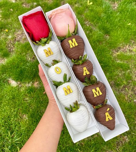 Naye Escalera on Instagram: “Option #4 How cute and neat are these boxes? This little arrangement is now available for Mother’s Day pre-orders, (or for any other…” Easter Strawberry, Mothers Day Chocolates, Strawberry Treats, Sweet Boxes, Chocolate Covered Strawberries Bouquet, Strawberry Donuts, Chocolate Covered Fruit, Party Sweets, Edible Creations