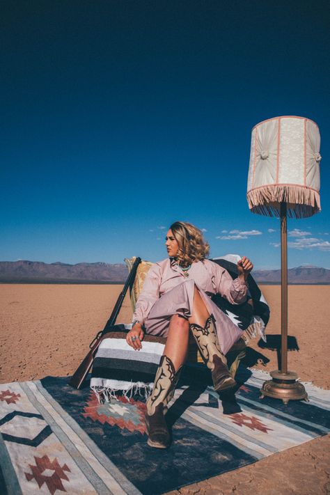 Western photography, desert photography, western grunge 2023 Photoshoot Ideas, Desert Grunge Aesthetic Outfits, Desert Grunge Aesthetic, Southwestern Photoshoot, Wild West Photoshoot, Western Group Photoshoot, Vintage Western Photoshoot, Western City Photoshoot, Fashion Desert Photography