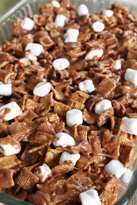 Golden-Graham-Smore-Bars-3 S’more Bars Golden Grahams, Golden Graham Bars, Golden Graham Treats, Smore Bars, Golden Graham Smores, Golden Grahams Smores Bars, Graham Recipe, Smores Bar Recipe, Cereal Bars Recipes