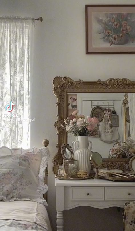 Old Vintage Room Ideas, Room Ideas Old Fashion, Old Fashioned Room Aesthetic, Vintage French Room Aesthetic, Room Vintage Decoration, Boho Coquette Room, Old Money Room Inspo Bedroom, Vintage Closet Aesthetic, Pink Vintage Room Aesthetic