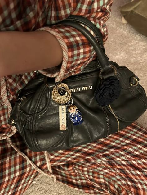 Y2k Bags, Inside My Bag, Miu Miu Bag, Bag Pins, Jane Birkin, Bags Aesthetic, Pretty Bags, Essential Bag, Purse Accessories