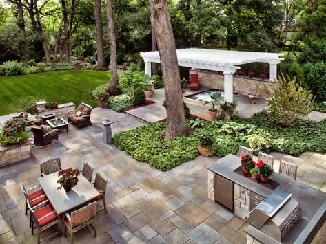 HGTV: Landscape architect Bob Hursthouse designed a backyard retreat fit for celebrating all of life's milestones. The family-friendly space offers multiple seating and dining areas, a hot tub and a pergola, making it perfect for hosting gatherings of all sizes. Backyard Layout, Patio Grande, Summer Backyard, Big Yard, Backyard Entertaining, Large Backyard, Backyard Retreat, Porch Design, Patio Bar