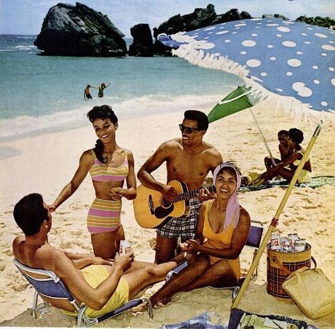 Vintage 50s or 60s photo of people on the beach having fun ... 60s Photos, Vintage Black Glamour, Seaside Beach, Surf City, I Love The Beach, Vintage Beach, Vintage Movies, Vintage Summer, Ocean Beach