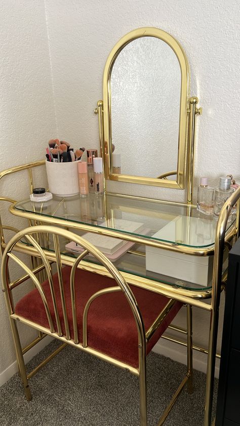 Vintage vanity, vintage, aesthetic, old money aesthetic, gold vanity, gold, makeup vanity, makeup, skincare, furntire, vintage furniture, eclectic, apartment inspo, interior design, design inspo Cozy Room Ideas, Vanity Aesthetic, Vintage Makeup Vanities, Room Ideas For Men, Retro Vanity, Vanity Table Vintage, Room Ideas For Men Bedroom, Vanity Vintage, 80s Interior Design