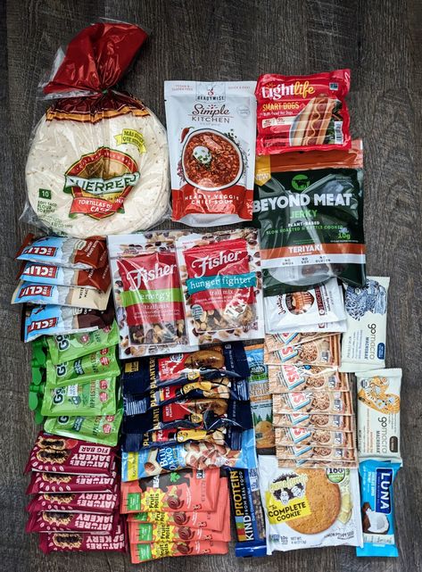 Various packages of food, granola bars, peanut butter, etc is lined up to form a rectangular shape. Hiking Snacks Healthy, Hiking Snacks Backpacking Food, Food For Two People, Backpacking Snacks, Car Organization Kids, Hiking Vibes, Vegan Backpacking Food, Best Backpacking Food, Food For Two