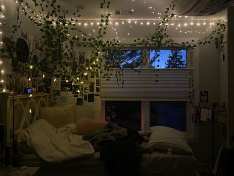 Gloomy Room Decor, Dark Room Inspiration, Bedroom With Fairy Lights, Fairy Lights For Bedroom, Hanging Fairy Lights, Dream Bedroom Inspiration, Cool Room Decor, Chill Room, Lights For Bedroom