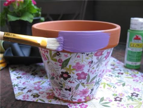 Decoupage Flower Pots, Painting Flower Pots, Clay Pot Projects, Mod Podge Crafts, Terra Cotta Pot Crafts, Painted Clay Pots, Decoupage Diy, Clay Flower Pots, Flower Pot Crafts