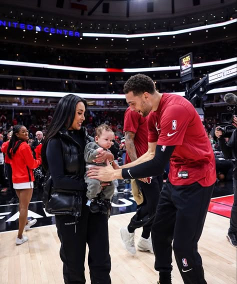 Nba Wife Aesthetic, Courtside Basketball, Basketball Wife Aesthetic, Nba Wife, Basketball Wife, Basketball Couples, Players Wives, Guys Grooming, Basketball Girlfriend