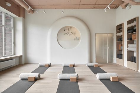 Yoga studio METOD Yoga Studio Interior, Yoga Rooms, Yoga Room Design, Dance Studio Design, Meditation Studio, Yoga Studio Design, Dance Rooms, Wellness Studio, Yoga Studio Decor