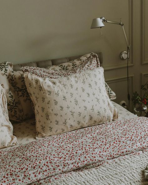 Bluebell Muslin pillowcase from Garbo&Friends - NordicNest.com Cottage Bedding Aesthetic, How To Layer Bedding, Basement Aesthetic, 1910 Farmhouse, Garbo And Friends, Bedding Aesthetic, Future Bedroom Ideas, Home Bedroom Design, Cozy Pillows