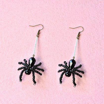 Beaded Spider Earrings, Halloween Earrings Diy, Halloween Earrings Beaded, Halloween Jewelry Diy, Halloween Beaded Jewelry, Anting Manik, Seed Bead Jewelry Patterns, Spider Jewelry, Seed Bead Crafts