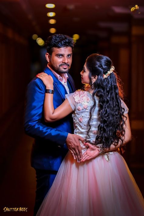 Copels Pic Indian, Engment Poses Couple, Ingejment Poses, Reception Stills Couples, Reception Poses Indian Couple, Photo Poses For Couples Wedding Photography, Traditional Couple Photoshoot Indian, Couple Marriage Photoshoot, Groom Photoshoot Indian