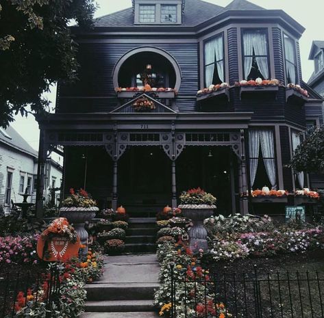 kelli + hayley on Instagram: “we love witch house Wednesday 🎃☠️ pic by @creaturedoom” Black Victorian House, Victorian Gothic House, Cottage Goth, Gothic Homes, Goth Houses, Witchy House, Black Houses, Dark House, Goth Home