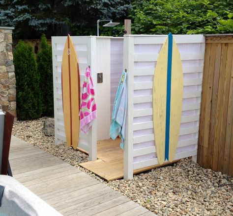 Outdoor Pool Changing Room Ideas, Pool Changing Room Ideas, Changing Room Ideas, Outdoor Pool Shower Ideas, Outdoor Changing Room, Pool Changing Room, Pool House Bathroom, Outside Playhouse, Outside Showers