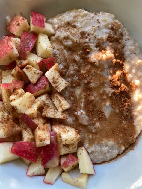 oats with vanilla protein powder and egg whites + apple, cinnamon and powdered peanut butter Apple Oats Recipes, Cinnamon Apple Oatmeal, Oats Bowl, Powdered Peanut Butter, Protein Oats, Apple Cinnamon Oatmeal, Healthy Lunch Snacks, Apple Oatmeal, Healthy Food Inspiration