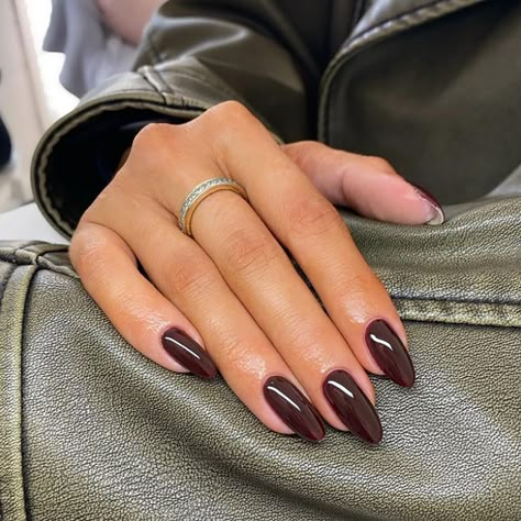 🍂 Get Ready to Fall in Love with Your Nails! 🍂 Discover the top 25 nail colors for early fall 2024, featuring warm tones and earthy hues that perfectly capture the essence of the season. From rich burgundies and deep greens to soft nudes and shimmering metallics, these trendy shades will elevate your manicure game. Whether you’re looking for a subtle, sophisticated look or a bold, statement-making style, these colors have got you covered. Save this pin for your next nail appointment and embrace the beauty of fall with a fresh, fabulous manicure! 🌟💅 #FallNailTrends #2024NailColors #WarmTones #EarthyHues #NailInspo #AutumnBeauty Autumn And Winter Nails, Aesthetic Nails Color, Fall Nails Neutrals, Fall Nails Biab, Simple Nails Fall Shades, Nails Ideas Fall 2024, Dark Taupe Nails, Fall Nail Inspiration Almond, Autumn Nails 2024 Almond