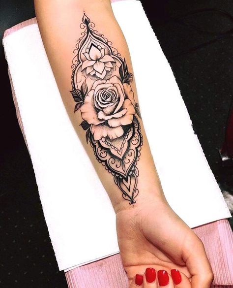 Rose Tattoo Arm, Image Rose, Lotusblume Tattoo, Tattoo Diy, Inner Arm Tattoo, Girl Arm Tattoos, Tattoo Trend, Upper Arm Tattoos