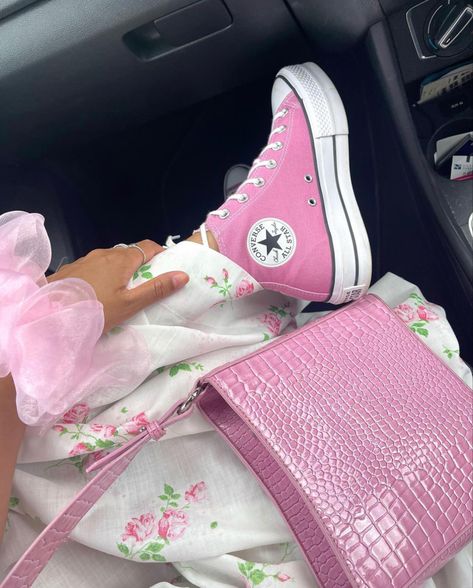 White floral skirt, pink handbag and pink platform converse Platform Chucks Outfit, Pink Converse Outfit Aesthetic, Pink Sneakers Aesthetic, Converse Outfit Aesthetic, Pink Converse Outfit, Chucks Outfit, Sneakers Aesthetic, Platform Chucks, Floral Dress Outfits