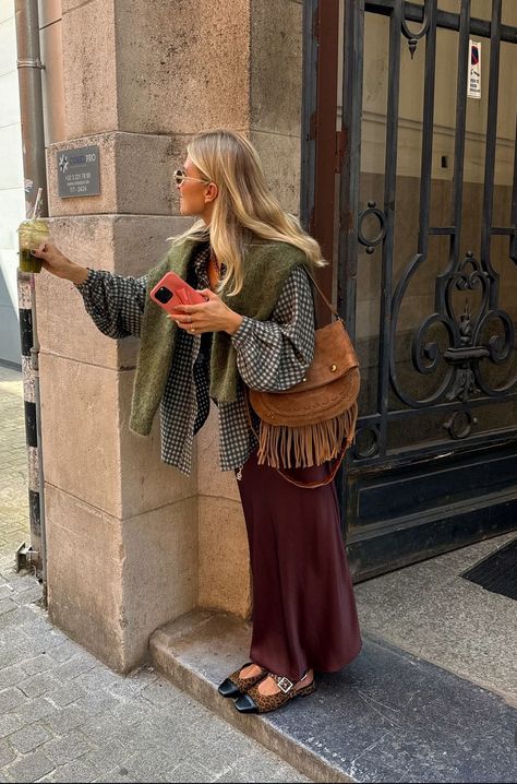 Fall Outfits 2024 Boho, Fall Italy Aesthetic, Boho Chic Autumn Outfit, October Work Outfits, Lisbon October Outfits, October In Italy Outfits, Lisbon Outfit Fall, Lisbon Fall Outfits, Boho Chic Fall Outfits