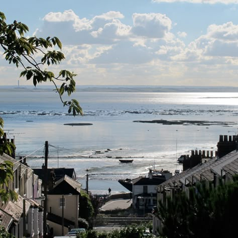 View looking down Uttons Ave out onto the Estuary.  Leigh on Sea. Enjoyed meals at friends looking down on this. Costal Life, Thames Estuary, Essex Girl, Essex Girls, Summertime Madness, Rivers And Roads, Essex England, Moving To New Zealand, Leigh On Sea