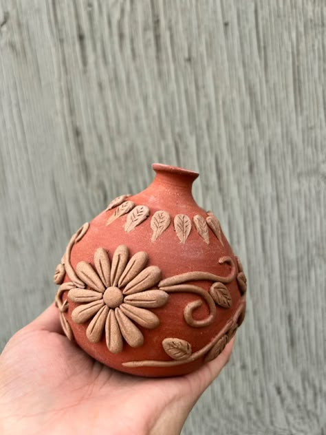 Mexican Air Dry Clay Ideas, Traditional Mexican Pottery, Mexican Ceramic Art, Talavera Pottery Diy, Guatemalan Pottery, Mexican Pottery Designs, Mexican Vases, Mexican Pottery Decor, Mexican Clay Pots