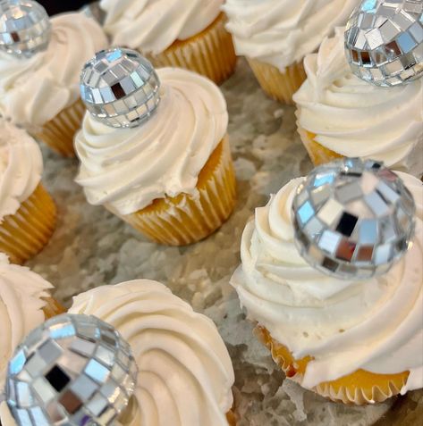 Disco Dessert Table Ideas, Mirrorball Sweet 16, Disco Ball Dessert Table, Disco Party Desserts, Disco Party Cupcakes, Disco Themed Sweet 16, Sweet 16 Disco Party Ideas, Disco Birthday Party Food, Disco Theme Food Ideas