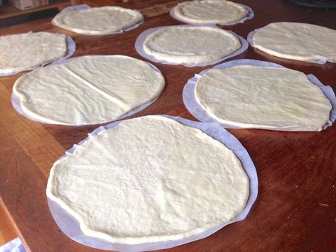 Frozen Pizza Dough, Homemade Frozen Pizza, Totinos Pizza, Sourdough Ideas, Rolls Baking, Freeze Pizza Dough, Pizza King, Frozen Bread Dough, Freezable Meals