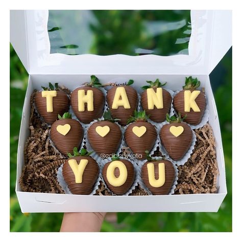 Edible by Katia 🦋’s Instagram post: ““thank you” dozen💛    •  #chocolatecoveredstrawberries #smallbusiness #dippedstrawberries #birthdaystrawberries #dippedoreos…” Thank You Chocolate Covered Strawberries, Thank You Strawberries, Strawberry Ideas, Sweets Ideas, Berry Bouquet, Fruit Designs, Edible Bouquets, Dipped Oreos, Mini Business