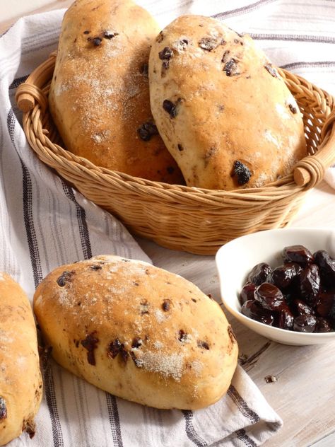 Olive Bread Olive Bread Rolls Recipe, Homemade Olive Bread, Greek Olive Bread, Greek Bread Recipes, Olive Bread Recipe Easy, Kalamata Olive Bread, Paleo Naan, Olive Bread Recipe, Artesian Bread