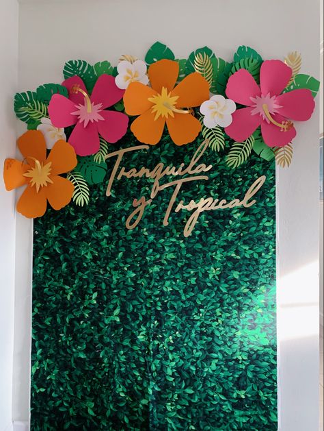 Hawaiian Photo Booth Ideas, Tropical Birthday Party Backdrop, Hawaii Prom Theme, Hawian Party Decor, Hawaiian Theme Party Decorations Diy, Hawaiin Theme Party Decorations Ideas, Hawaii Party Decor, Hawaiian Diy Decorations, Luau Prom Theme