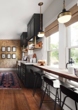 breakfast bar Classic Kitchen, Galley Kitchen, Hus Inspiration, Black Cabinets, Trendy Kitchen, Joanna Gaines, Black Kitchens, Wood Kitchen, Kitchen Colors