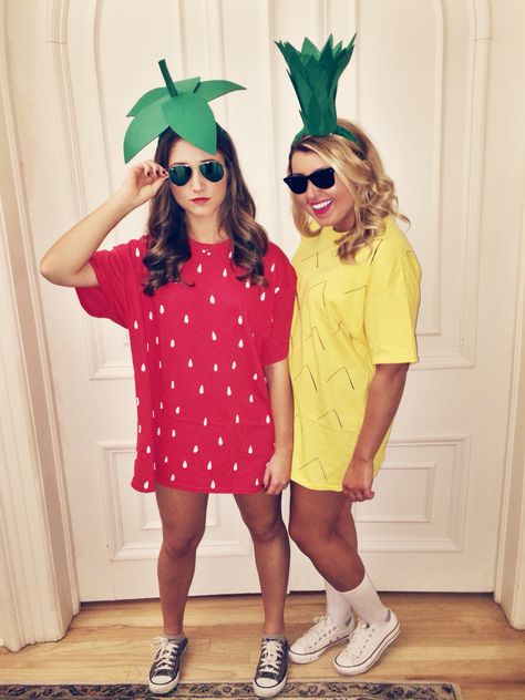 Strawberry and Pineapple best friend Halloween costumes Costumes Faciles, Halloween Costumes Women Creative, College Halloween Party, Costume Carnaval, Friend Costumes, Bff Halloween Costumes, Best Friend Halloween Costumes, Diy Halloween Costumes For Women, Duo Halloween Costumes