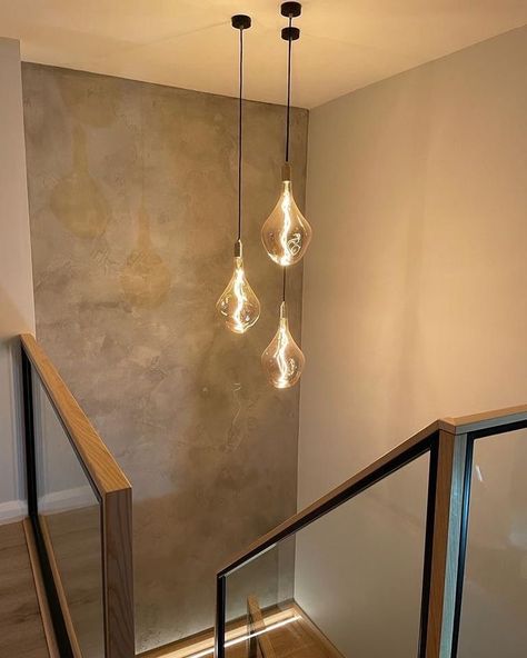 Hanging Light Over Staircase, Stairs Lighting Ideas, Stairs Wall Decor Ideas, Vintage Wall Decor Ideas, Stairs Chandelier, Stairs Wall Decor, Stair Landing Decor, Staircase Pendant Lighting, Landing Decor