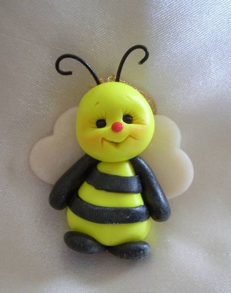 A clay figurine, but it would make an adorable fondant decoration! Bee Fondant, Sugarpaste Figures, Fondant Recipes, Fondant Characters, Clay Patterns, Fondant Animals, Polymer Clay Ornaments, Polymer Clay Figures, Felt Bows