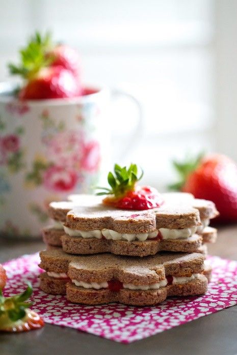 Sunny Strawberry Sandwich Cookies Recipe { gluten Free & vegan } on MarlaMeridith.com Strawberry Cookies Recipe, Frosting Healthy, Dessert Spring, Strawberry Sandwich, Tea Lifestyle, Cookie Sandwich Recipes, Diet Cookies, Cozy Tea, Gluten Free Cookie Recipes