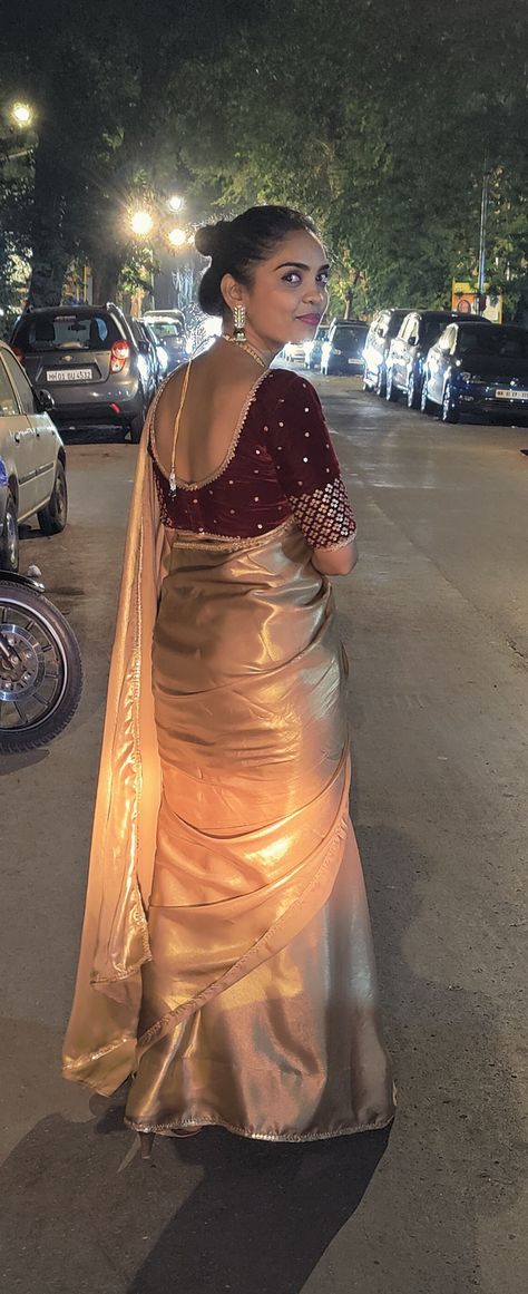 Sarees With Red Blouse, Velvet Blouse Work Designs Indian, Red Velvet Blouse Designs For Saree, Red Velvet Blouse For Silk Saree, Red Blouse Golden Saree, Trendy Velvet Blouse Designs, Golden Sari With Contrast Blouse, Maroon Saree Blouse Design, Maroon Saree Blouse Ideas