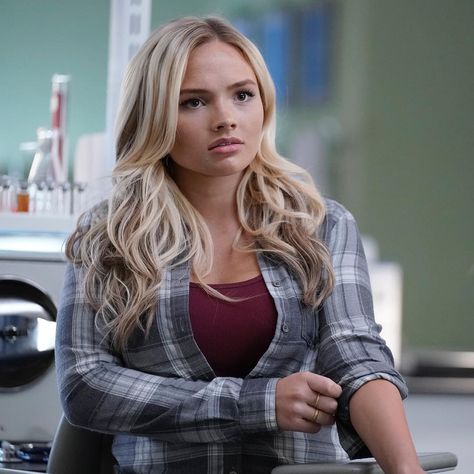 The Gifted Lauren, Lauren Strucker, Natalie Lind, Boss Lady Outfit, Natalie Alyn, Natalie Alyn Lind, Melissa Rauch, The Gifted, Danielle Campbell