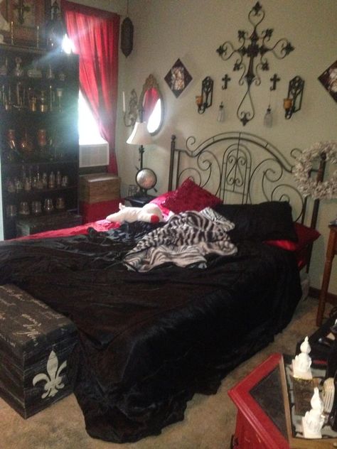 Vamp Room Decor, 2000s Emo Bedroom Aesthetic, 90s Goth Bedroom, 2000s Emo Bedroom, Soft Goth Bedroom, Mcbling Bedroom Ideas, Mall Goth Bedroom, Vampire Bedroom Aesthetic, Elegant Room Ideas