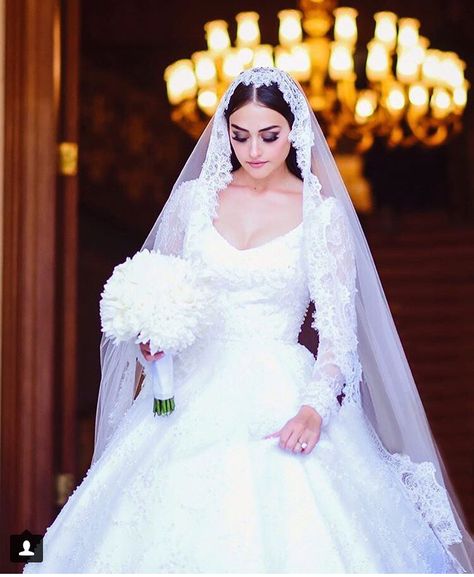 Esra Bilgic is young and talented Turkish actress and she won millions of hearts with her first TV Series Dirilis Ertugrul by playing role of Halima Sultan. Ertugrul Halima, Turkish Wedding Dress, Islamic Wedding Dress, Turkish Bride, Wedding Dresses Hijab, Turkish Wedding, Bridal Hijab, Hijab Wedding Dresses, Muslim Wedding Dress