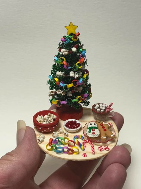 Miniature holiday Mini Verse, Dollhouse Holiday, Miniature Table, Christmas Miniatures, Clay Christmas Decorations, Scary Christmas, Dollhouse Diy, Miniature Bakery, Doll Furniture Diy