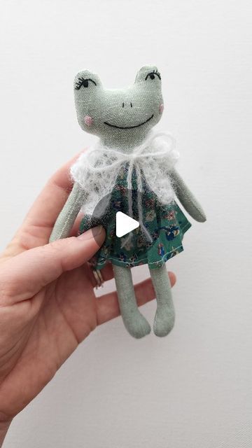 Frog Patterns To Sew, Frog Doll Pattern, Frog Doll, Quick Sew, Fabric Doll Pattern, Doll Making Tutorials, Cute Frog, Fabric Doll, Doll Sewing Patterns